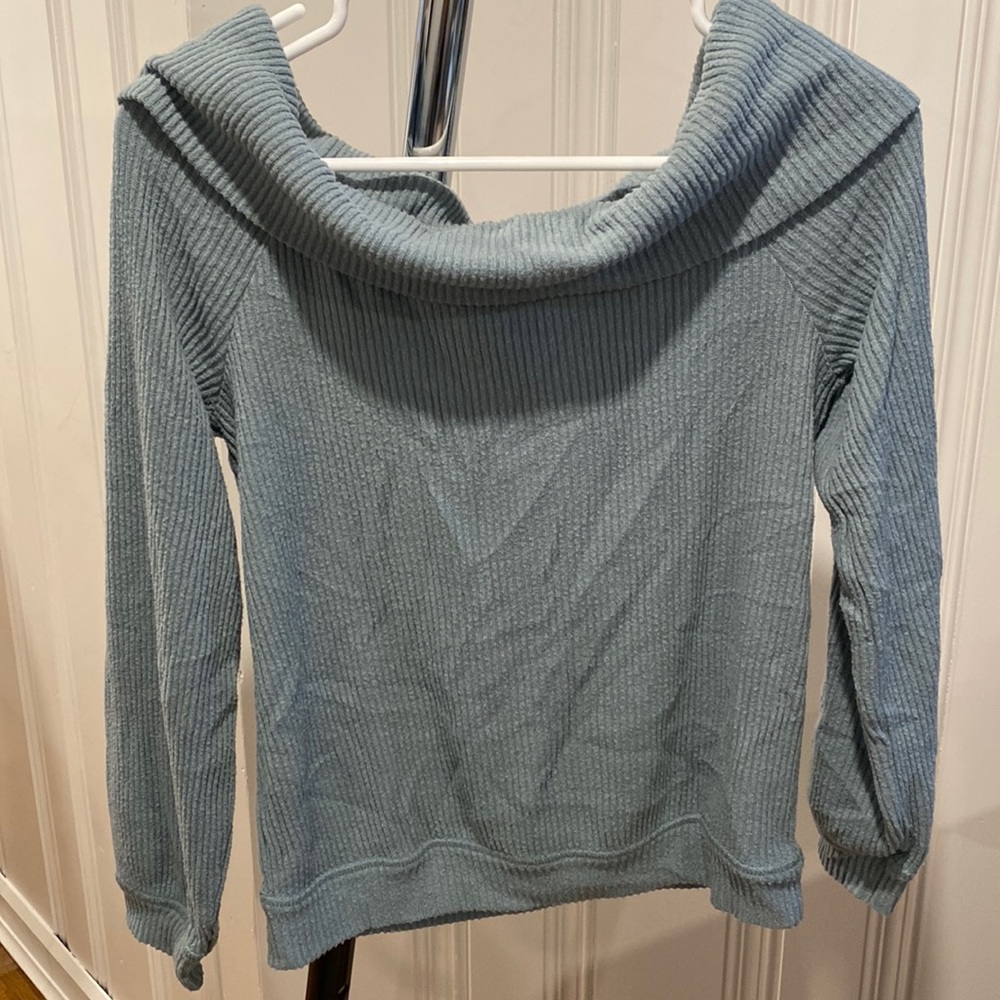 Women’s Abercrombie off the shoulder cowl neck ribbed knot top.